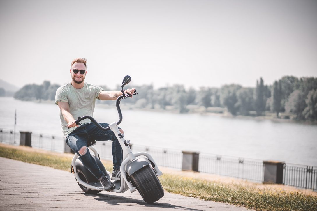 SCROOSER mit Mann in Kurvenlage 